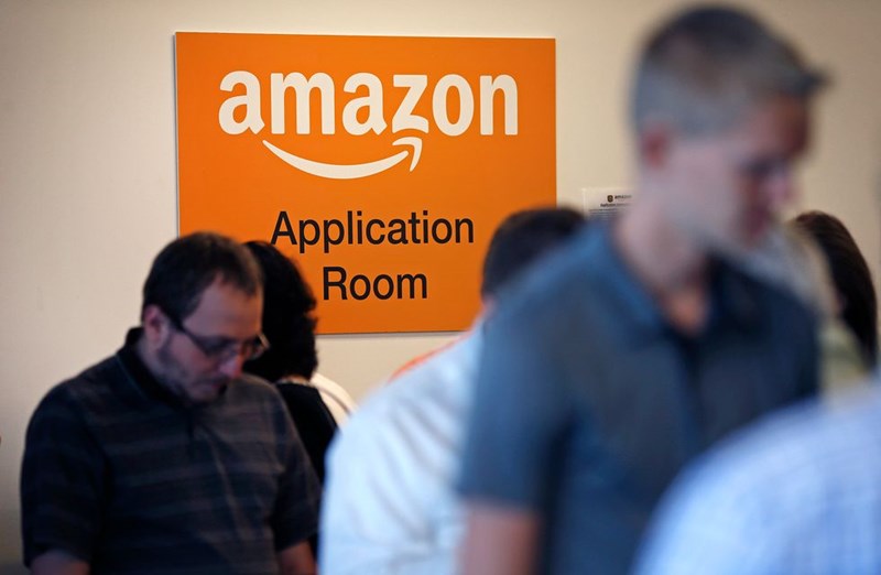 PEOPLE IN THE APPLICATION ROOM OF AMAZON