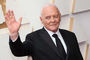 O Anthony Hopkins επιστρέφει στην τηλεόραση ως αυτοκράτορας - εικόνα 1