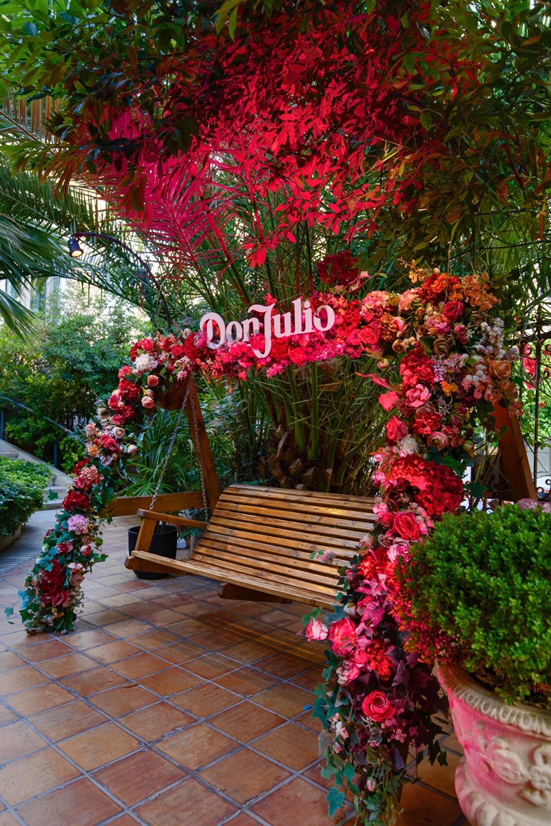 Το logo Don Julio στην είσοδο του Balthazar