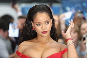 H Rihanna 'ντυμένη' θεά του έρωτα είναι ό,τι καλύτερο - εικόνα 1