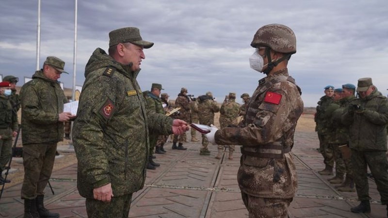 REPRESENTATIVE OF CHINESE TROOPS RECEIVES MEDALS