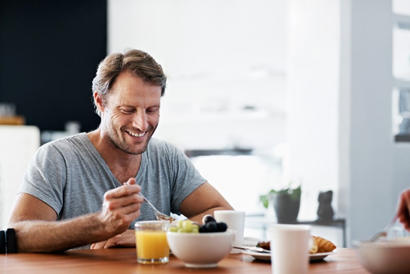 MAN EATING A HEALTHY MEAL