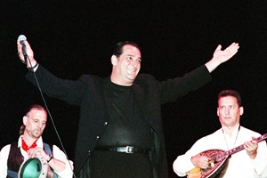 'Καλησπέρα και καλή βραδιά', η ζωή του Βασίλη Καρρά έγινε βιβλίο - εικόνα 1