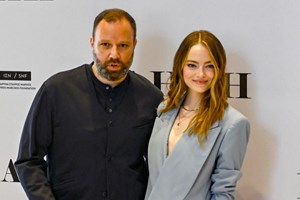 Ο Γιώργος Λάνθιμος βραβεύτηκε με Χρυσό Λέοντα για το 'Poor Things' - εικόνα 1