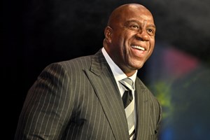 Ζηλέψαμε την πολυτελή θαλαμηγό του Magic Johnson που 'οργώνει' το Ιόνιο (βίντεο) - εικόνα 1
