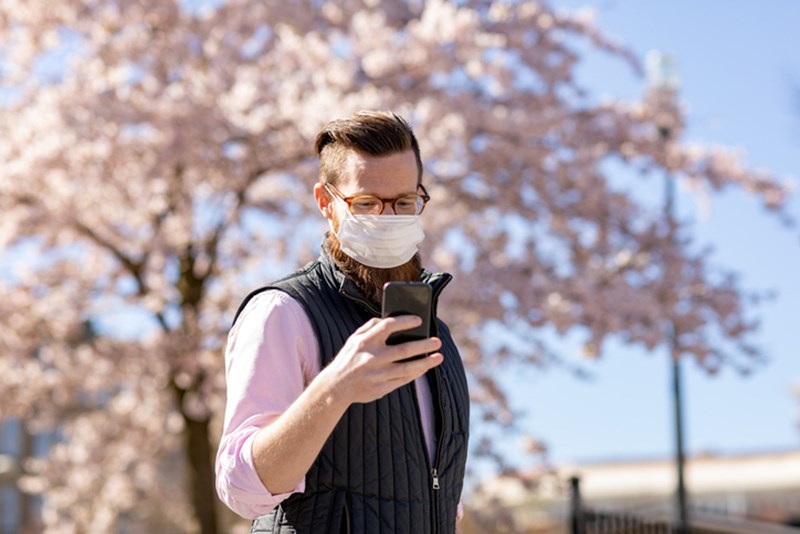MAN WEARING A FACE MASK