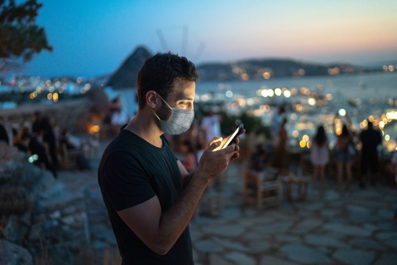 MAN WEARING FACE MASK