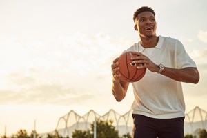 O Γιάννης Αντετοκούνμπο και το Chronomat που φέρει την υπογραφή του - εικόνα 2