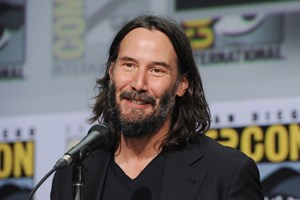 Ο Keanu Reeves αγκαλιάζει σκυλάκια, το ίντερνετ λιώνει - εικόνα 2