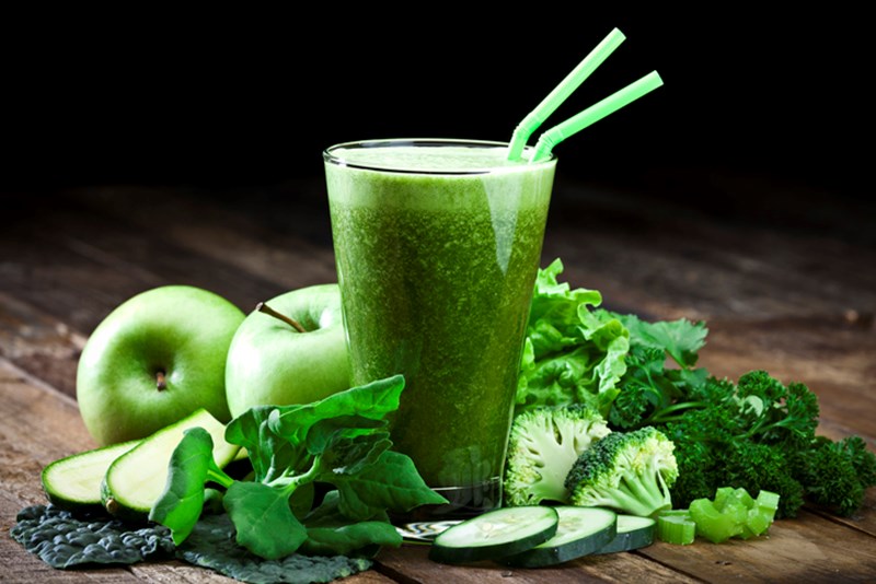 FRESH GREEN SMOOTHIE ON RUSTIC WOOD