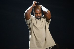 Ο Kanye West έβαλε πανάκριβη μασέλα τιτανίου, το ίντερνετ αναρωτιέται αν αφαίρεσε τα δόντια του - εικόνα 1