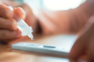 Ποια είναι τα συμπτώματα του νέου υπερμεταλλαγμένου στελέχους της Covid-19; - εικόνα 1