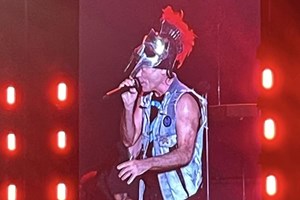 Όταν οι Iron Maiden πήγαν μπουζούκια για να ακούσουν Μανώλη Αγγελόπουλο - εικόνα 1