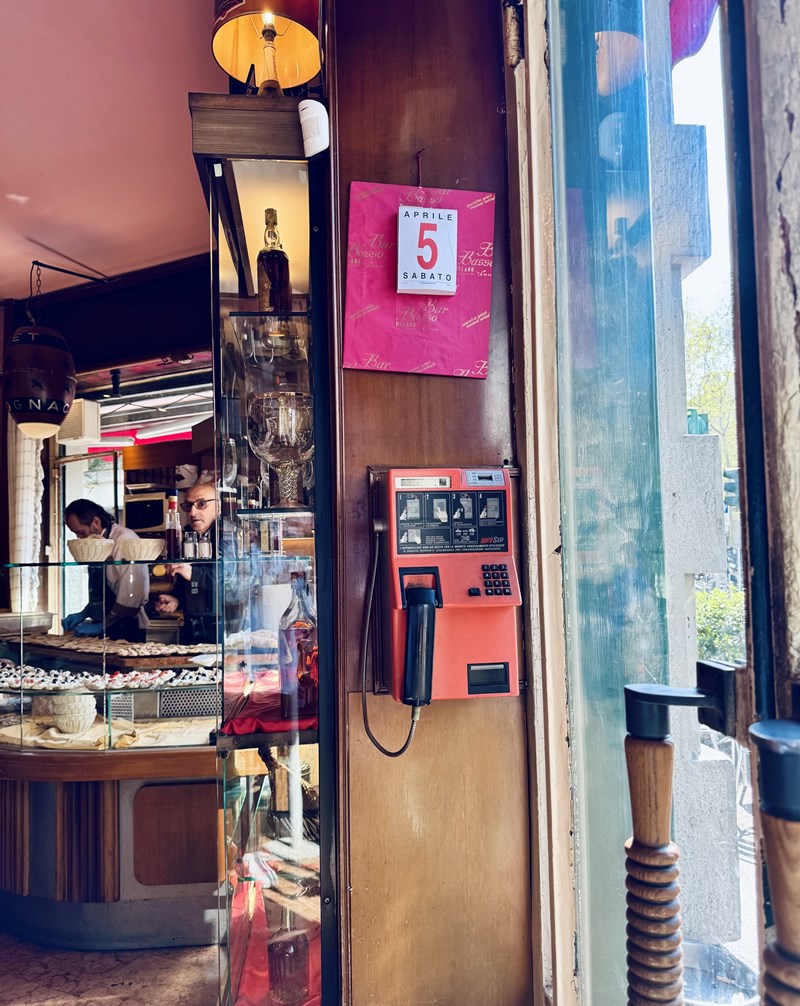 Το Bar Basso στο Μιλάνο_Άποψη της μίας εισόδου