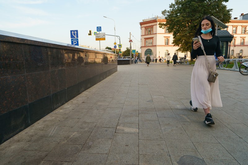 WOMAN WITH FACE MASK