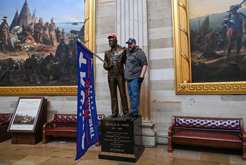 ΕΙΣΒΟΛΗ ΣΤΟ ΚΑΠΙΤΩΛΙΟ 17