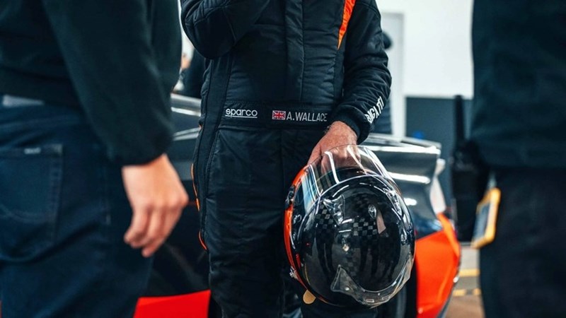 Ο οδηγός Andy Wallace με τον εξοπλισμό του