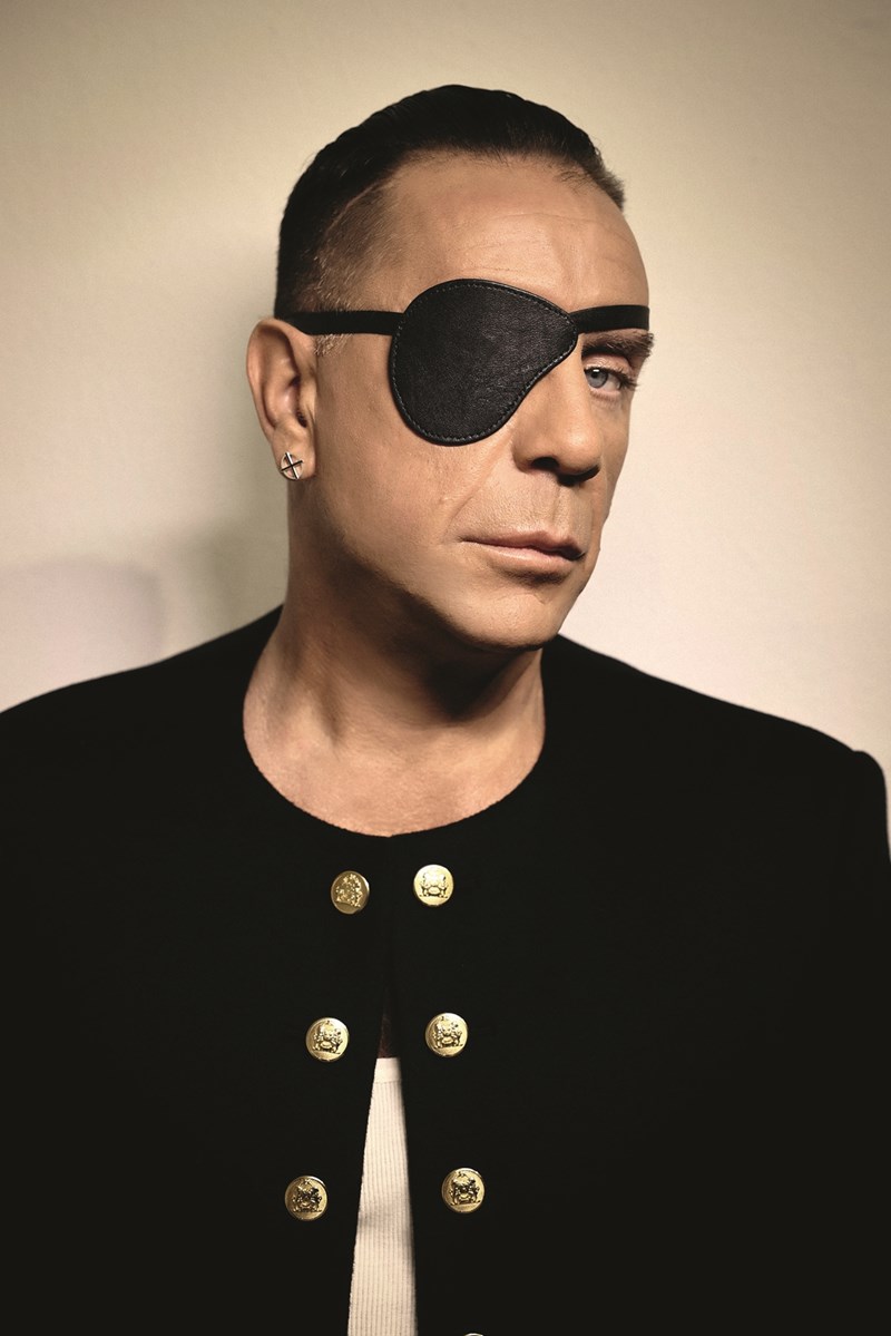 Ο Γιώργος Μαζωνάκης στο The Big Black Book του Esquire 1