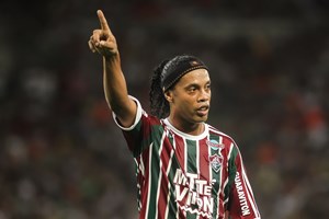 Ronaldinho vs Σάββας Γκέντσογλου στο ελληνικό Survivor, το είδαμε και αυτό - εικόνα 1