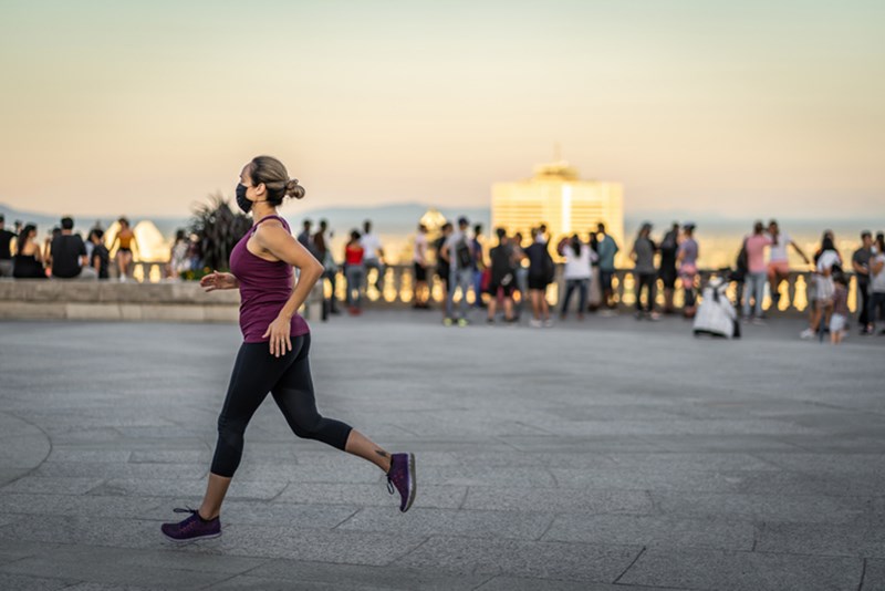 WOMAN RUNNER WITH FACE MASK