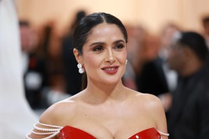 Η Salma Hayek ταΐζει τον σκύλο της από το στόμα της και κάπως τον ζηλέψαμε - εικόνα 1
