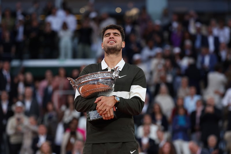 Ο Carlos Alcaraz μετά τη νίκη του στον τελικό του Roland Garros