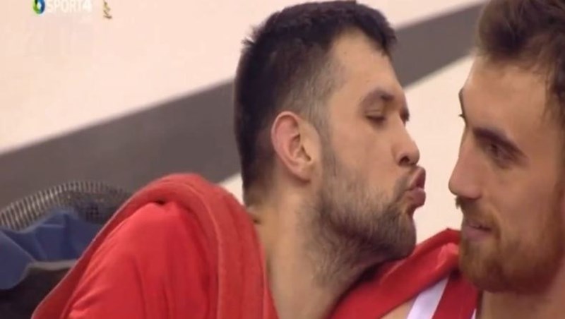 Ο Κώστας Παπανικολάου σε ένα αστείο στιγμιότυπο με τον Νίκολα Μιλουτίνοφ.