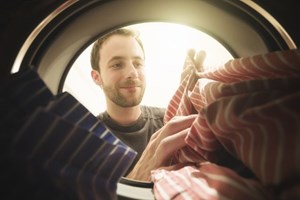 Σιδερώνοντας μόνος στο σπίτι - εικόνα 1