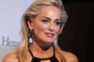 H Sharon Stone αποκάλυψε τον παραγωγό που την πίεσε να συνευρεθεί ερωτικά με τον Billy Baldwin - εικόνα 1