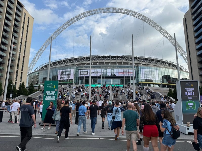 Το Wembley πριν τη συναυλία των Oasis