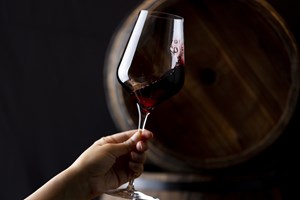 Μόλις δοκιμάσαμε το κρασί που θα πίνουν όλοι αυτό το καλοκαίρι - εικόνα 2