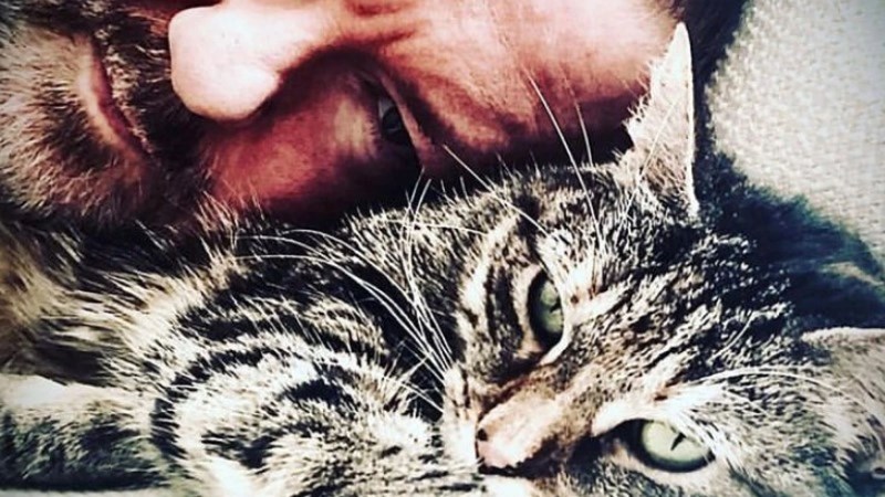 O Ricky Gervais με τη γάτα του