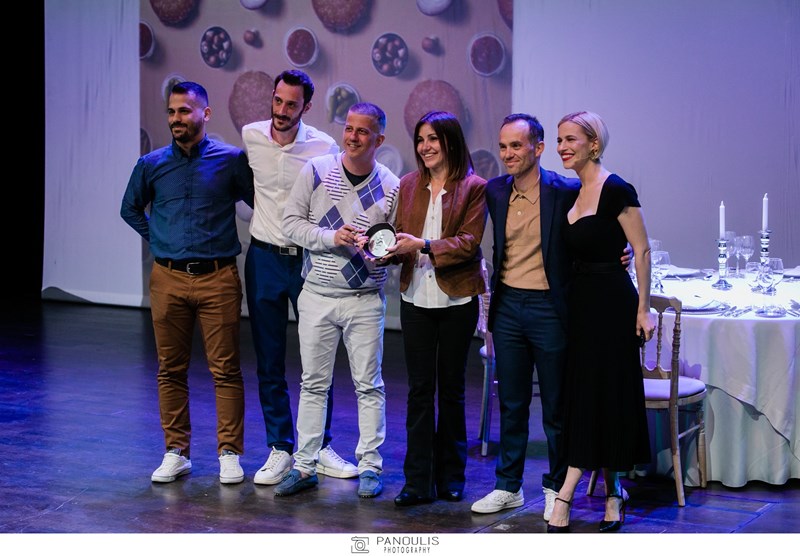 Η Κάλλια Καμπουρίδου και η ομάδα του It Restaurant βραβεύονται στην κατηγορία Casual Dining από τον Ηλία Λυμπέρη, Brand & Media manager Βίκος