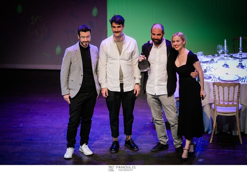 Ο Πάνος Πολίτης ιδιοκτήτης του εστιατορίου Ovio με το Tasty Award για την κατηγορία The Italians. Το βραβείο παρέδωσε ο Νίκος Κοντόπουλος, Εκδότης Tasty Guide του Ομίλου Αττικών Εκδόσεων