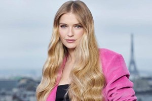 O Emmanuel Macron "θα παλέψει σκληρά" για να παραμείνει το Emily in Paris στο Παρίσι - εικόνα 1