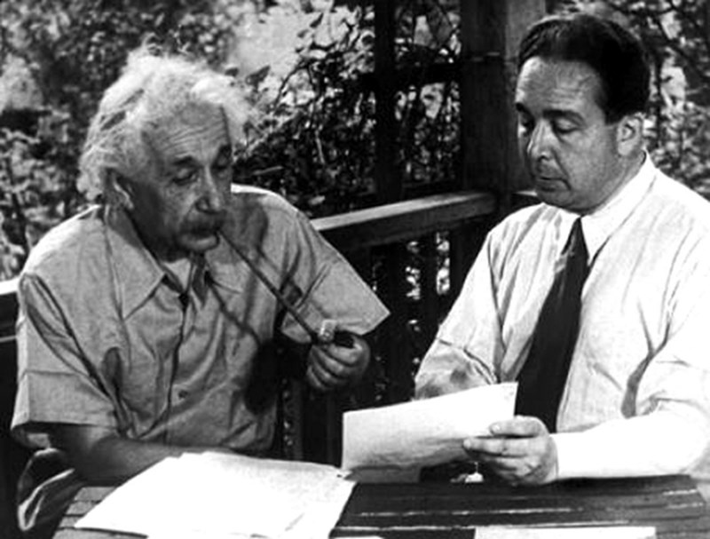 Ο Einstein γράφει, με τη βοήθεια του Szilard, στον πρόεδρο Franklin Roosevelt