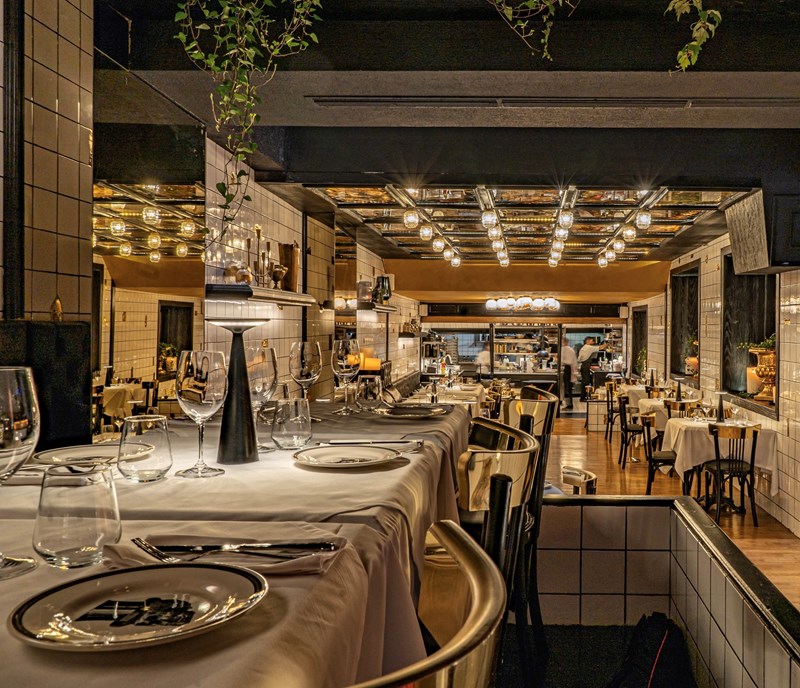 Ο ΧΩΡΟΣ ΤΟΥ BRUTUS TAVERN ΣΤΟ ΚΟΛΩΝΑΚΙ