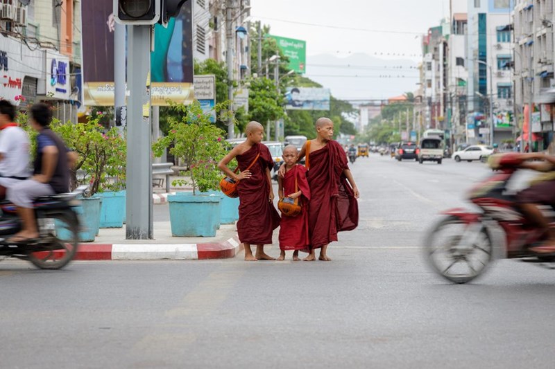 Μοναχοί Μιανμάρ παιδιά Βουδιστές