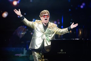 Οι εκκεντρικές εμφανίσεις του Elton John που θα θυμόμαστε πάντα - εικόνα 1