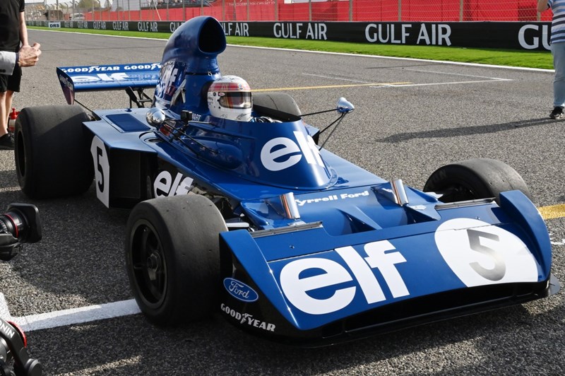 O Sir Jackie Stewart μέσα στην Tyrrell 006 φορώντας το κράνος που υπέγραψε ο Michael Schumacher