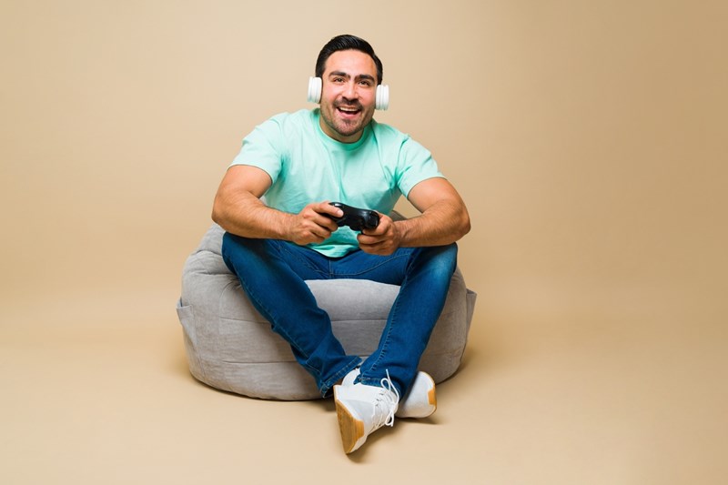 Άνδρας παίζει video games