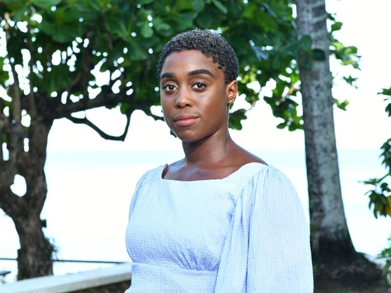 Lashana Lynch ΜΠΟΝΤ 25 ΤΖΕΪΜΣ ΜΠΟΝΤ