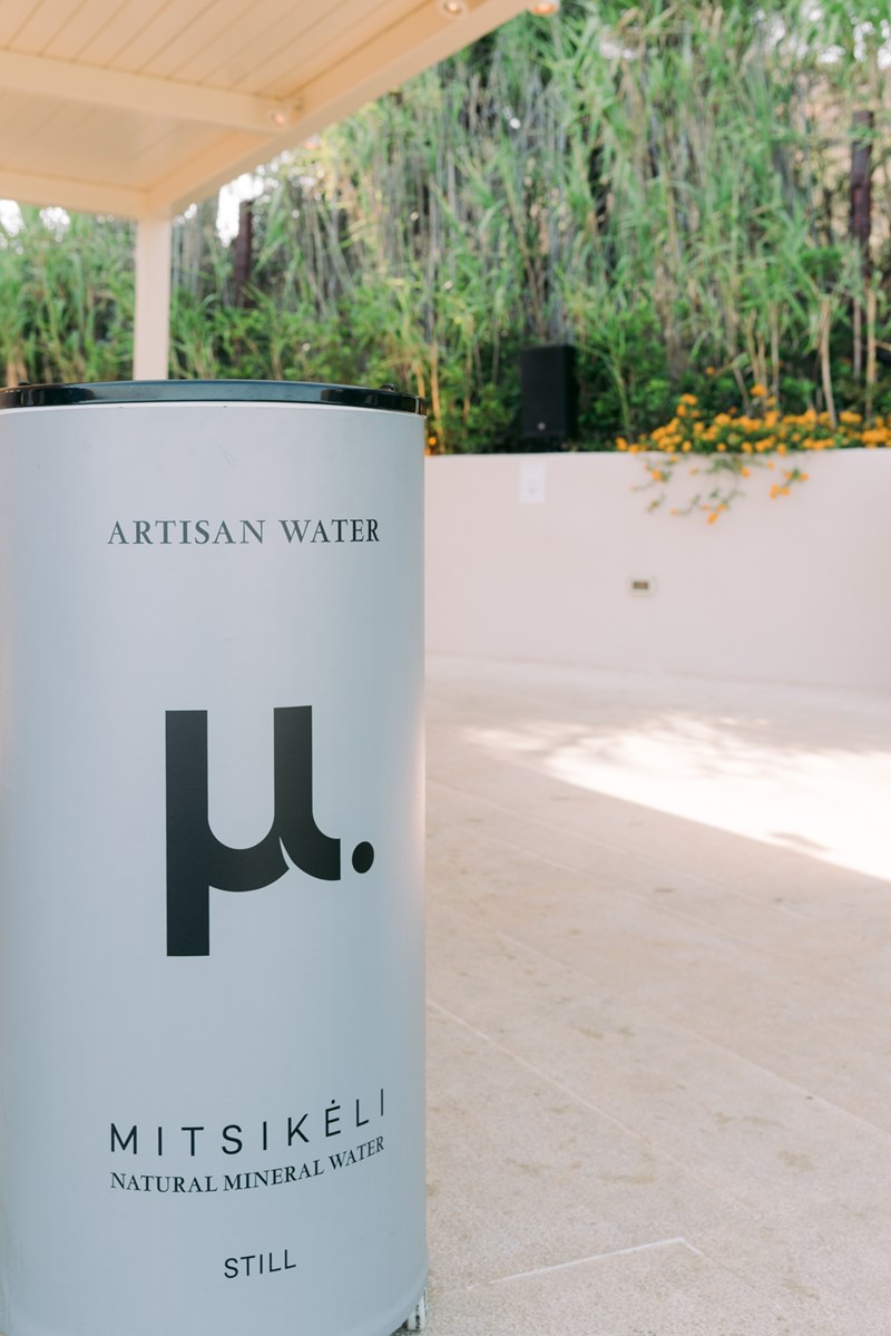 Το μ. Artisan Water στο Esquire Summerhouse