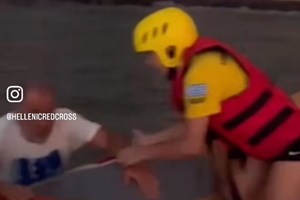 H viral φωτογραφία του 33χρονου που σώζει το πρόβατο πάνω στο μηχανάκι - εικόνα 1