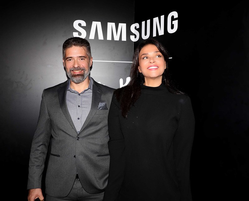 Ο Άρης Παρασκευόπουλος, Επικεφαλής του Τμήματος Κινητών Συσκευών στη Samsung Electronics Hellas με τη σχεδιάστρια Σίλια Κριθαριώτη