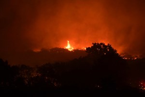 Μάχη με τις φλόγες σε Βοιωτία, Εύβοια, Καβάλα, Κύθνο - Οι εξελίξεις σε όλα τα μέτωπα - εικόνα 1
