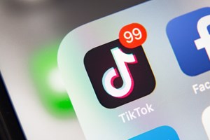 Πώς ξεθολώνει το παρμπρίζ του αυτοκινήτου μέσα σε 10 δευτερόλεπτα, σύμφωνα με το TikTok - εικόνα 1