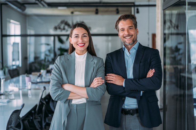 Γυναίκα και άνδρας σε γραφείο