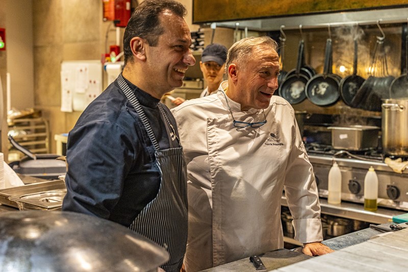 Symposio at Ark 2025_Οι σεφ Απόστολος Αλτάνης και Γιάννης Μπαξεβάνης