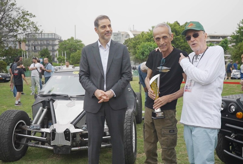 Απονομή στον Δημήτρη Κορρέ.